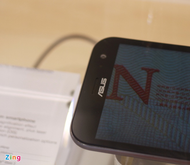 Mô hình Asus Zenfone Zoom trưng bày ở MWC 2015