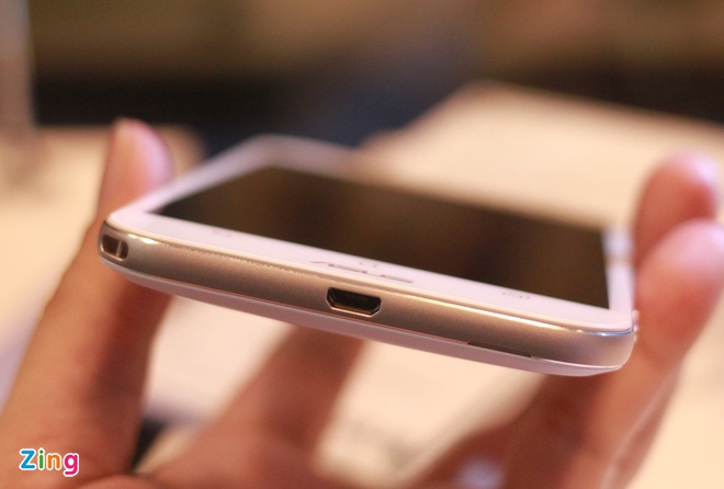 Mô hình Asus Zenfone Zoom trưng bày ở MWC 2015