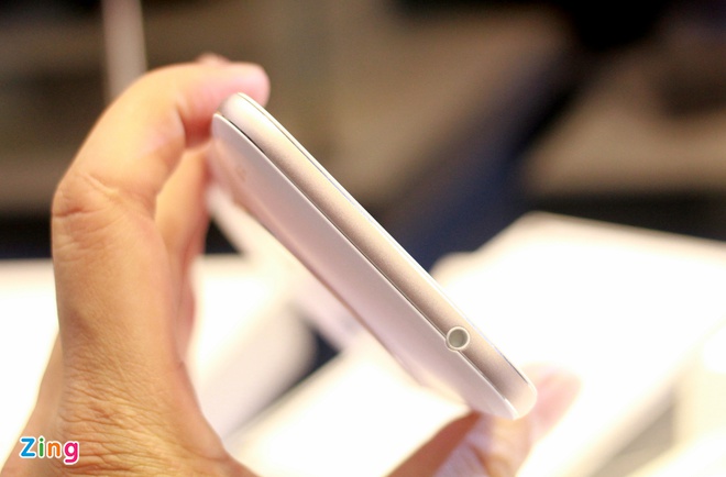 Mô hình Asus Zenfone Zoom trưng bày ở MWC 2015