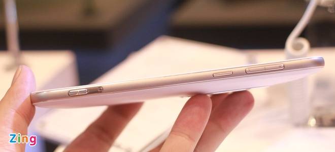 Mô hình Asus Zenfone Zoom trưng bày ở MWC 2015