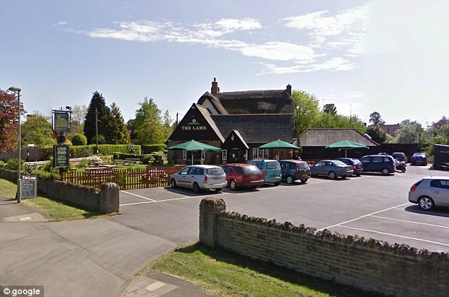 Quán The Lamb Inn, Chalgrove, đã từ chối phục vụ khách. Ảnh: Dailymail