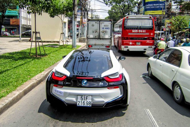 Siêu xe BMW i8 ở Sài Gòn giá trên 7 tỷ đồng