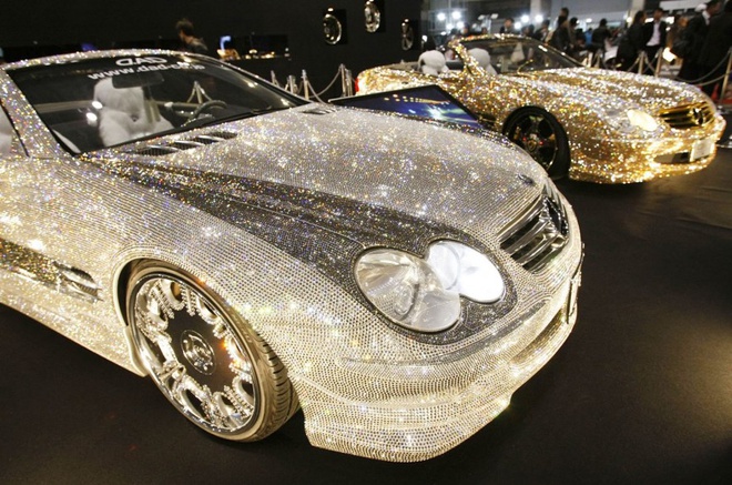 5. Blinged Out Mercedes Chiếc Mercedes SL trị giá 83.000 USD được đính hàng vạn viên pha lê Swarovski. Ánh sáng phản chiếu của nó đủ gây chú ý với bất kỳ ai. Chủ sở hữu chiếc xe này là một nam sinh viên người Nga hiện sống ở London.