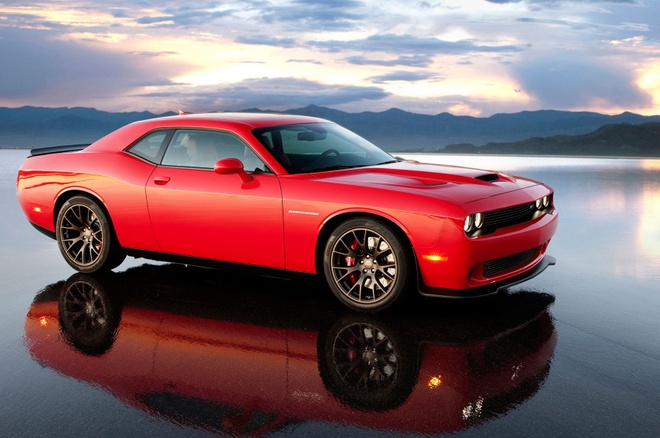 9. Dodge Challenger SRT Hellcat Với tầm giá 60.000 USD (tại Mỹ), bạn đã có thể sở hữu một chiếc xe cơ bắp đích thực. Dodge Challenger SRT Hellcat có khả năng tăng tốc từ 0-100 km/h trong 3 giây. Sức mạnh động cơ lên tới 707 mã lực nhờ hệ thống tăng áp và dung tích máy 6.2 lít.