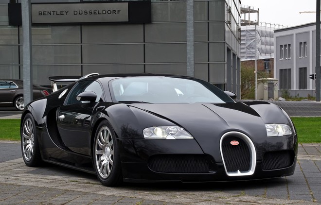 7. Bugatti Veyron Chiếc xe nhanh nhất thế giới cùng mức giá 1,4 triệu USD là mẫu xe đầy nam tính và có sức hút với mọi phụ nữ. Động cơ 1.001 mã lực đủ gây náo động mỗi khu phố nó đi qua. Ngoại hình tròn trịa như những bó cơ cuồn cuộn của lực sĩ.