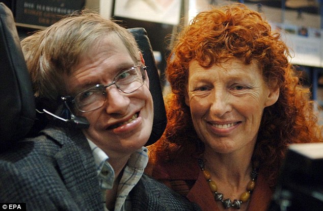 Giáo sư Stephen Hawking và người vợ thứ hai, bà Elaine, trong một bức ảnh họ chụp vào năm 2005. Ảnh: EPA