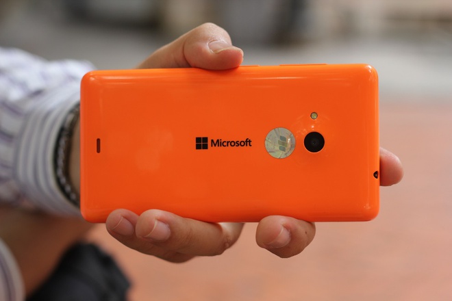 Ốp lưng của Lumia 535 có thể tháo rời.