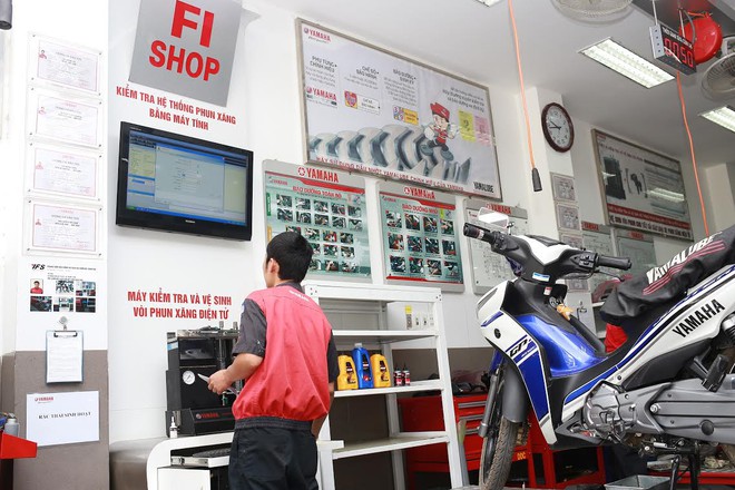 Kỹ thuật viên đang thao tác bảo dưỡng vòi phun xăng điện tử.