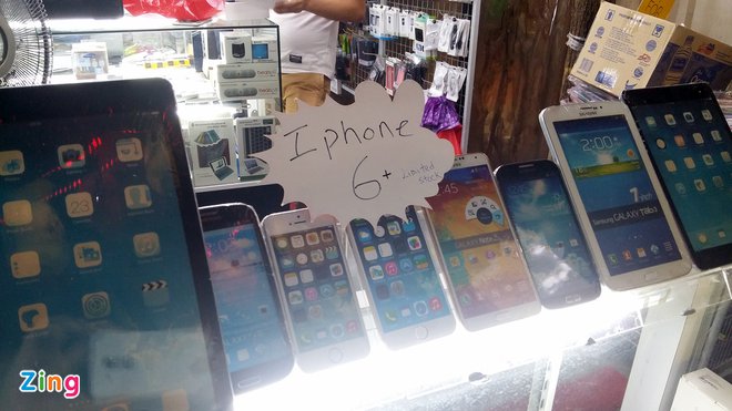 Dân buôn Việt, Trung tranh iPhone 6 trên đất Singapore
