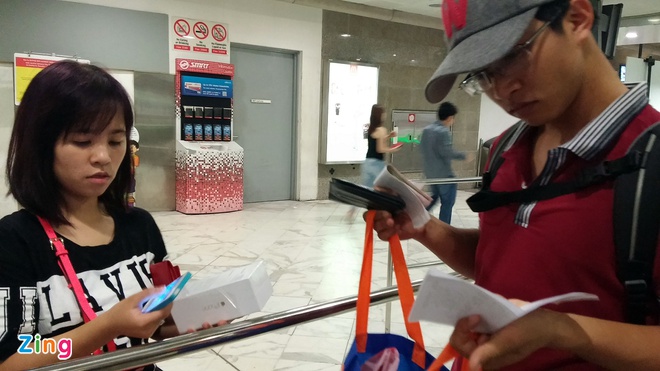 Dân buôn Việt, Trung tranh iPhone 6 trên đất Singapore