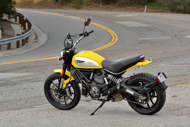 Ducati Scrambler ra mắt tại triển lãm EICMA 2014 được coi là một trong những dòng xe chiến lực của hãng xe Italy. Scrambler không phải là cái tên xa lạ, bởi nó từng được Ducati sử dụng từ năm 1962 đến 1974. Quyết định hồi sinh mẫu xe này, Ducati cũng đã thực hiện nhiều thay đổi cho sản phẩm của mình. Tuy nhiên, Scrambler vẫn kết hợp hài hòa những đường nét cổ điển và hiện đại. Cung cấp sức mạnh cho xe là khối động cơ Testastretta L-Twin, dung tích 806 phân khối, công suất 75 mã lực và mô-men xoắn cực đại 67,7 Nm. Trọng lượng của xe ở mức 170 kg. Ảnh: Ducati