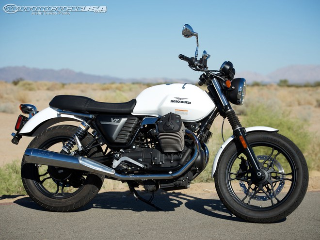 Moto Guzzi V7 xuất hiện lần đầu trên thị trường xe vào năm 1971. Sau hơn 30 năm có mặt trên thị trường, Guzzi V7 vẫn được nhiều người chọn mua. Phiên bản mới của Guzzi V7 sử dụng động cơ V-Twin, 744 phân khối, công suất 50 mã lực tại 6.200 vòng/phút và mô-men xoắn cực đại 58 Nm tại 5.000 vòng/phút, đi cùng hộp số 5 cấp. Ảnh: MotocycleUSA