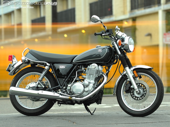 Yamaha SR400 được hãng xe Nhật Bản sản xuất từ năm 1978 dành riêng cho thị trường nội địa. Đến năm 2014, SR400 mẫu xe mang dáng vẻ cổ điển này được bán tại thị trường châu Âu, Mỹ và châu Đại Dương. Phiên bản 2015 ra mắt hồi tháng 3 năm ngoái vẫn duy trì kiểu dáng cổ điển như trước đây và được bổ sung thêm một số chi tiết mang tính hiện đại. SR400 sử dụng động cơ 399 phân khối, làm mát bằng không khí, xi-lanh đơn, công suất 23 mã lực tại 6.500 vòng/phút và mô-men xoắn cực đại 27,4 Nm tại 3.000 vòng/phút.