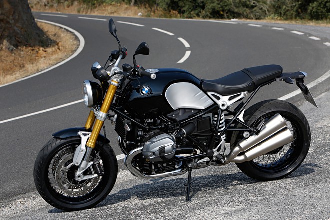 BMW R nineT xuất hiện lần đầu tiên năm 2014 mang trên mình thiết kế đầy tính hoài cổ. Tuy nhiên, chiếc xe cũng không thiếu đi sự hiện đại như. Cung cấp sức mạnh cho xe là động cơ boxer điển hình của BMW, dung tích 1.170 phân khối, làm mát bằng gió và dung dịch, công suất 110 mã lực, mô-men xoắn cực đại 119 Nm. Ảnh: BMWMotorrad