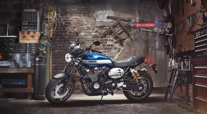 XJR1300 được thiết kết với cảm hứng từ một chương trình xe độ mang tên Rhapsody in Blue của Yamaha. Hãng xe Nhật Bản bổ sung nhiều chi tiết phá cách cho XJR1300 để tạo thêm sự đặc biệt cho mẫu xe cổ điển này, tương tự như cách họ đã thực hiện với Star Bolt. XJR1300 trang bị động cơ I-4, 1.251 phân khối, công suất 96,4 mã lực tại 8.000 vòng/phút và mô-men xoắn cực đại 108 Nm tại 6.000 vòng/phút. Ảnh: Yamaha