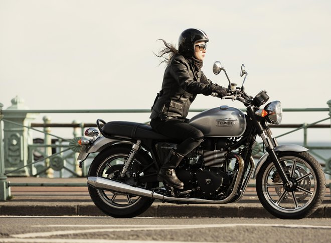 Triumph Bonneville là một trong những mẫu xe mang phong cách cổ điển được nhiều người yêu thích. Mẫu xe cổ điển đến từ Anh Quốc có tuổi đời cũng rất lâu đời. Ra mắt lần đầu tiên năm 1959, Bonneville trải qua nhiều lần thay đổi khác nhau. Thế hệ hiện tại sử dụng động cơ xi-lanh đôi, làm mát bằng không khí, dung tích 865 phân khối, công suất 68 mã lực tại 7.500 vòng/phút và mô-men xoắn cực dại 68 Nm tại 5.800 vòng/phút. Ảnh: TriumphMotorcycles
