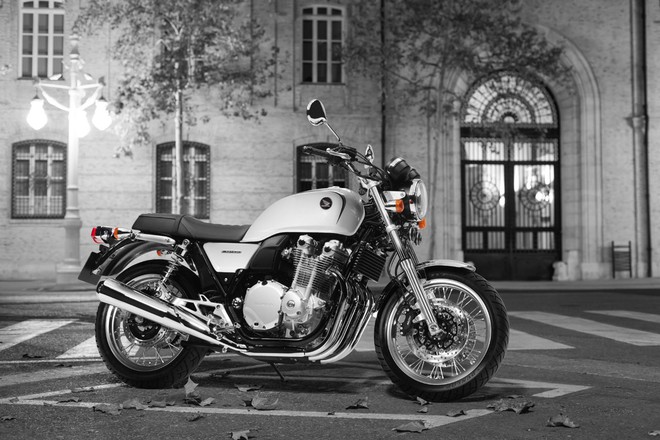 Honda CB1100EX thế hệ mới khoác trên mình những đường nét hiện đại. Xe được trang bị hệ thống chống bó cứng phanh ABS, vành nhôm đường kính 18 inch. Cung cấp sức mạnh cho xe là khối động cơ 4 thì, 4 xi-lanh, công suất 1.140 phân khối, tích hợp hệ thống phun xăng điện tử, đi cùng hộp số 6 cấp. Ảnh: MTL