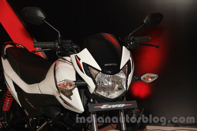 Khung sườn xe được thiết kế dạng kim cương. Livo sử dụng giảm xóc dạng telescopic phía trước và giảm xóc lò xo thủy lực phía sau. Phiên bản tiêu chuẩn sử dụng phanh tang trống cho đường kính 130 mm cho cả hai bánh. Trong khi đó, người dùng có thẻ lựa chọn phiên bản phanh đĩa trước, đường kính 240 mm.