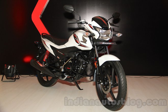 Xe côn tay mới của Honda tại Nhật Bản tại Ấn Độ có 2 phiên bản khác nhau, cùng 4 màu sơn lựa chọn. Phiên bản sử dụng phanh đĩa và phanh tang trống.