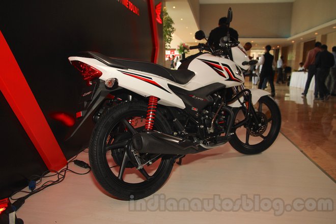 Honda Livo dài 2.020 mm, rộng 746 mm và cao 1.099 mm. Trục cơ sở xe dai 1.285 mm. Khoảng sáng gầm xe 180 mm. Trọng lượng xe côn tay 110 phân khối ở mức 111 kg. Bình xăng xe có dung tích 8,5 lít.