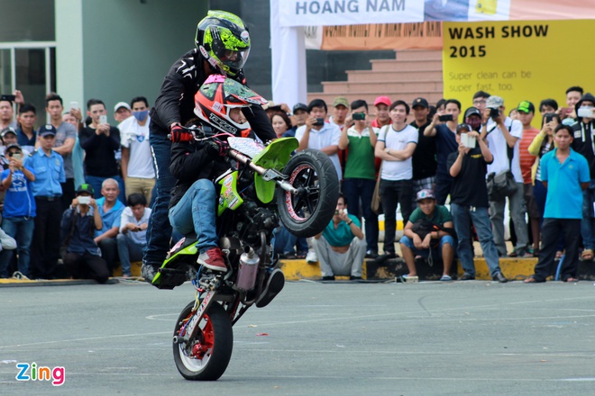 Tiếp theo màn biểu diễn của các tay lái Việt, người đam mê xe có dịp chứng kiến tài năng lái xe mạo hiểm của những stunter đến từ Thái Lan.