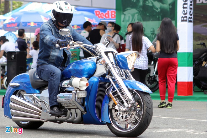 Như thường lệ, sự sôi động của Vietnam Motorbike Festival 2015 cũng có một phần đóng góp của chính các biker tại Sài Gòn và các khu vực lân cận.