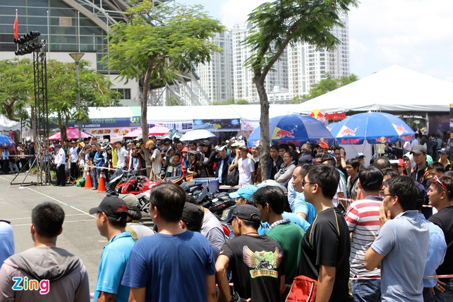 Khuôn viên nhà thi đấu Phú Thọ, sôi động, náo nhiệt hơn thường lệ bởi sự có mặt của rất nhiều người đam mê tốc độ, bất chấp cái nắng thiêu đốt tại Sài Gòn. Theo ban tổ chức, lễ hội năm nay dự kiến thu hút sự tham gia của khoảng 2.000 biker và khoảng 60.000 người đam mê xe.