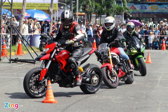 Vietnam Motorbike Festival 2015 khai màn với phần trình diễn Gymkhana đầy phấn khích của các biker Sài Gòn. Những chiếc xe phân khối lớn được điều khiển mượt mà trong đường địa hình dưới sự điều khiển của những tay lái Việt.