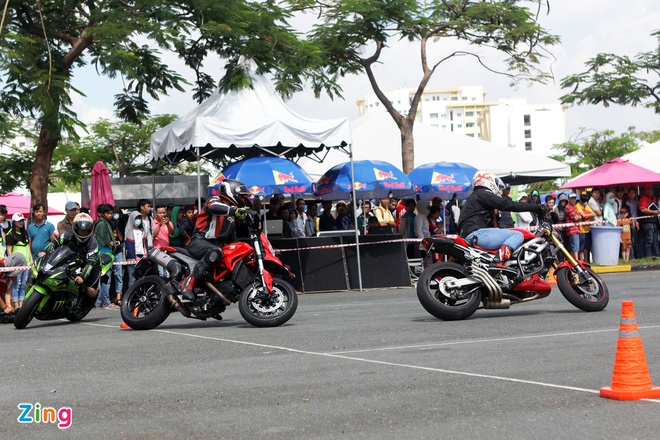 Những chiếc xe phân khối lớn được điều khiển mượt mà trong đường địa hình dưới sự điều khiển của những tay lái Việt.