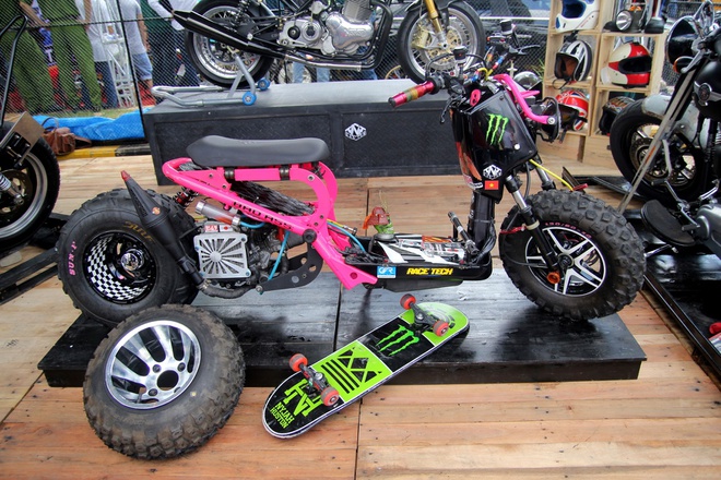 Honda Zoomer độ màu sắc và nhiều đồ chơi cá tính của một biker tham gia sự kiện.