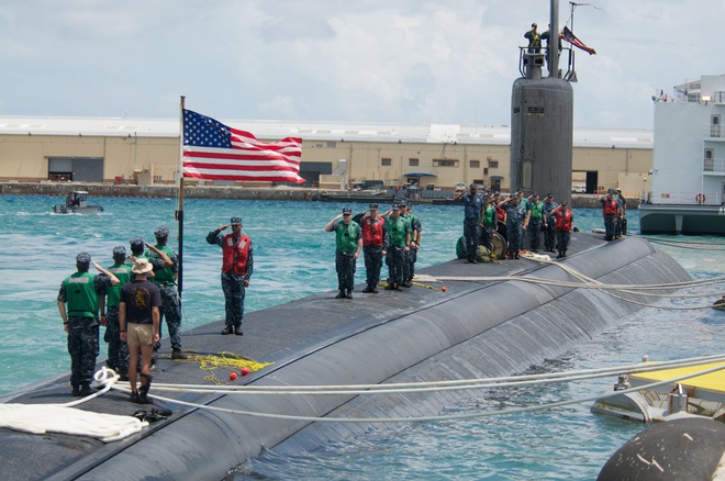 Xem thủy thủ Mỹ nướng thịt trên boong tàu ngầm hạt nhân - ảnh 1