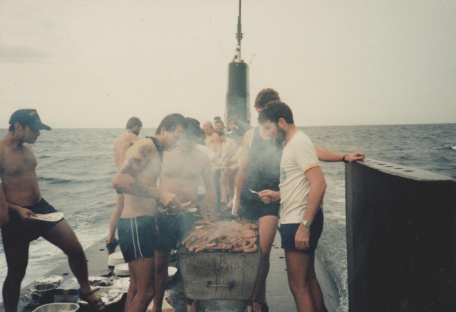 Xem thủy thủ Mỹ nướng thịt trên boong tàu ngầm hạt nhân - ảnh 13