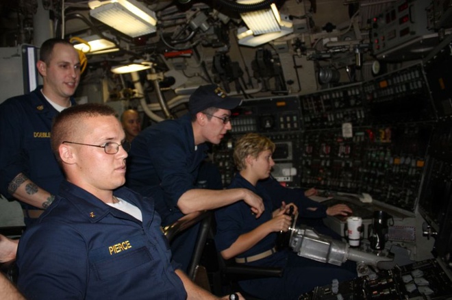 Xem thủy thủ Mỹ nướng thịt trên boong tàu ngầm hạt nhân - ảnh 6