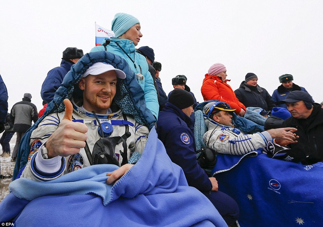 Cảnh đón phi hành gia rơi xuống từ vũ trụ - ảnh 4