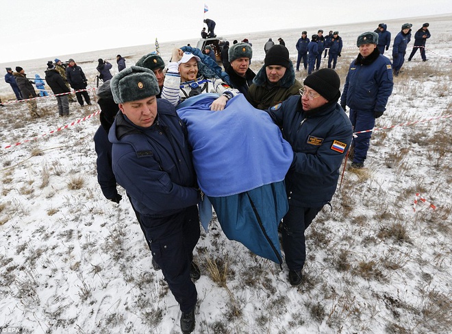 Cảnh đón phi hành gia rơi xuống từ vũ trụ - ảnh 5