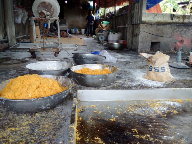 Kinh hoàng xưởng sản xuất ruốc gà với bột mì, đường hóa học - ảnh 2