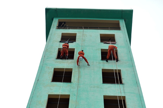 Trẻ em dũng cảm đu dây trên không thoát