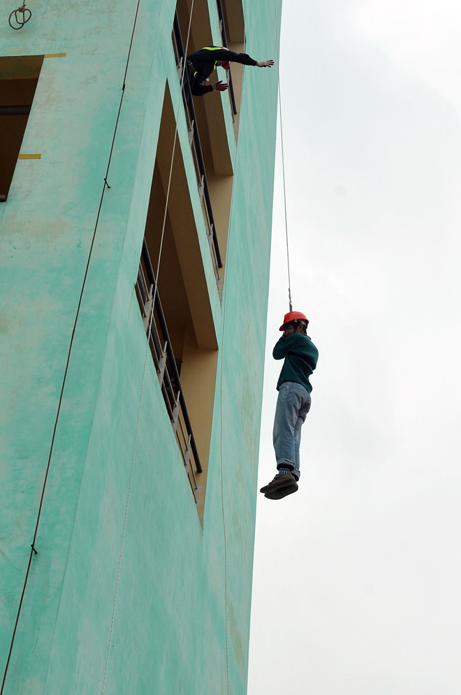 Trẻ em dũng cảm đu dây trên không thoát