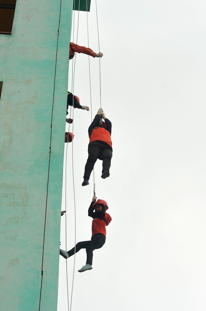 Trẻ em dũng cảm đu dây trên không thoát