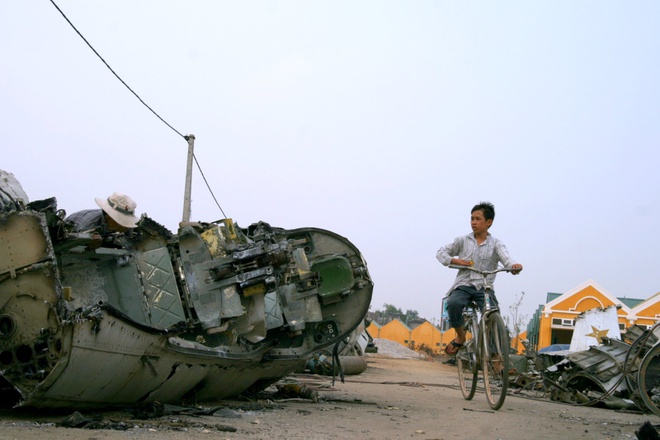 Làng chuyên 'xẻ thịt' máy bay, xe quân sự ở Việt Nam - ảnh 1