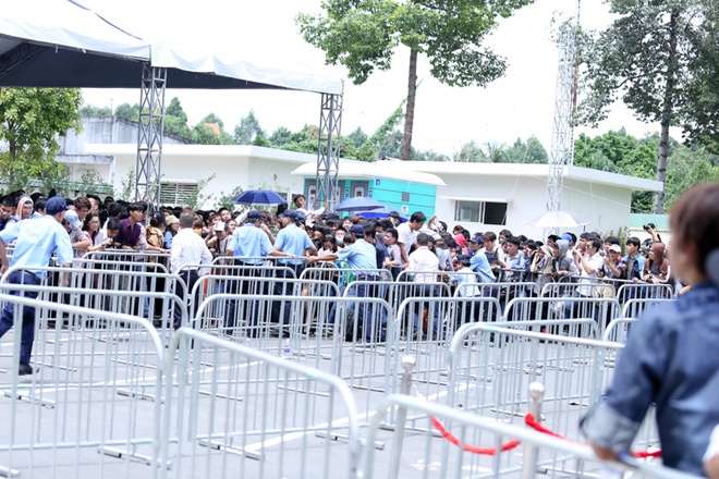 Hỗn loạn, đổ hàng rào trong ngày thử giọng đầu tiên Vietnam Idol - ảnh 3
