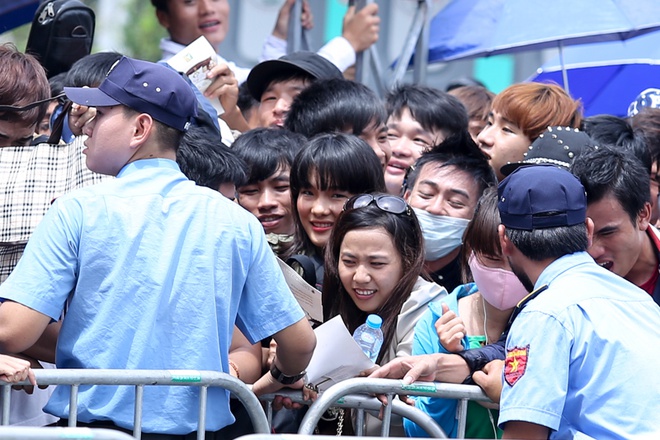 Hỗn loạn, đổ hàng rào trong ngày thử giọng đầu tiên Vietnam Idol - ảnh 5