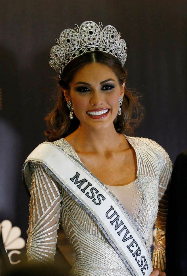 Miss Venezuela suýt rơi vương miện khi lên ngôi HH Hoàn vũ - ảnh 11