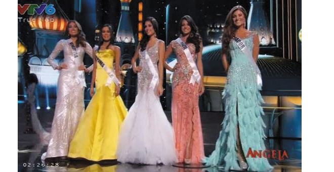 Miss Venezuela suýt rơi vương miện khi lên ngôi HH Hoàn vũ - ảnh 4