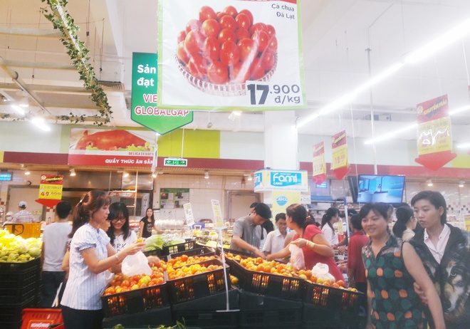 Siêu thị bán cà chua bằng nửa giá mua tại vườn - ảnh 1