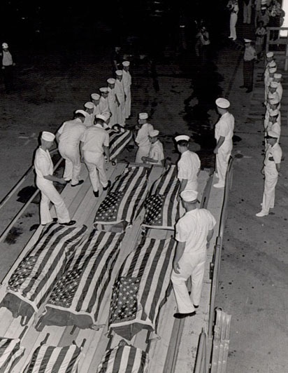 Sự cố thảm khốc trên tàu sân bay Mỹ thời chiến tranh Việt Nam - ảnh 4