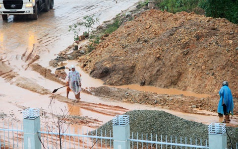 Đội mưa thi công tại khu mộ Đại tướng - ảnh 9