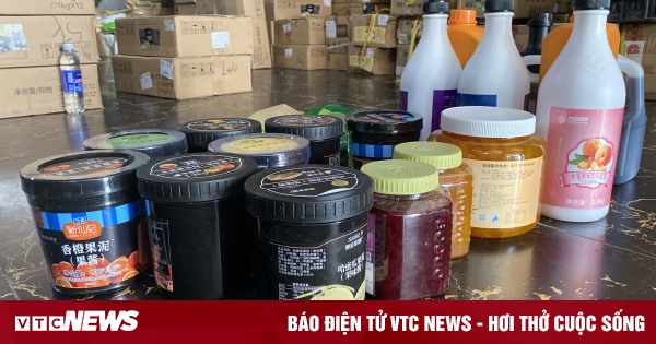 Bắt giữ gần 10 tấn nguyên liệu trà sữa không rõ nguồn gốc trong kho hàng Hà Nội