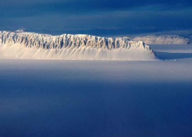 Thềm băng Bắc Cực nguyên vẹn cuối cùng của Canada sụp đổ - 1