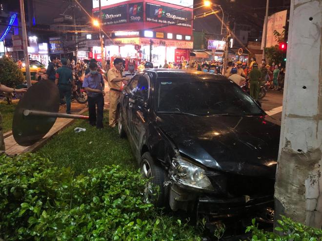 Nữ tài xế hoảng sợ vái lạy mọi người sau tai nạn tông hàng loạt xe máy ở TP. HCM - 1